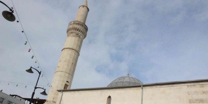 Kilis’te roketlerin hedefi olan camide saldırının izleri silindi