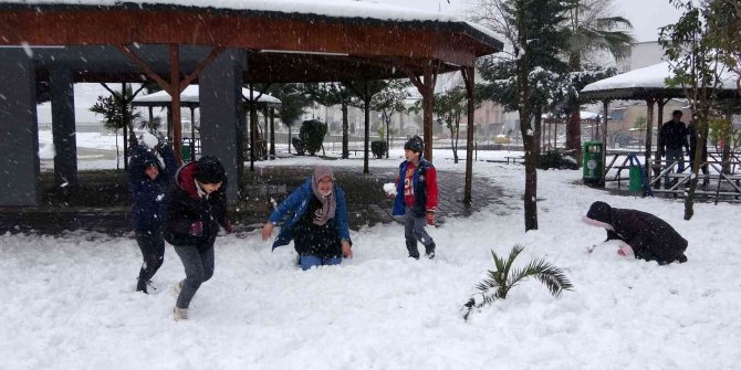 Lapa lapa yağan kar altında çocukların kartopu keyfi