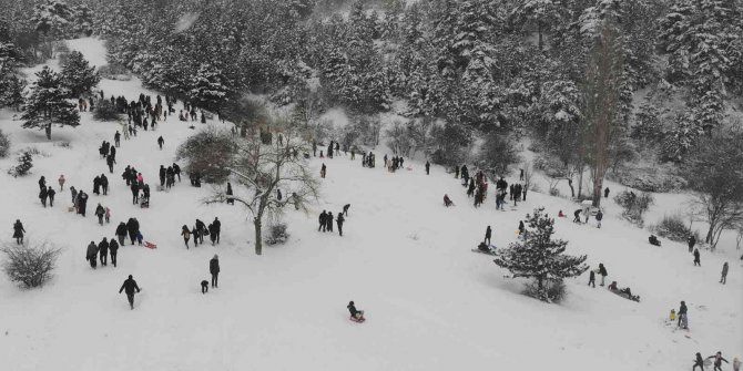 Vatandaşların leğen, poşet veya kızakla kayak keyfi