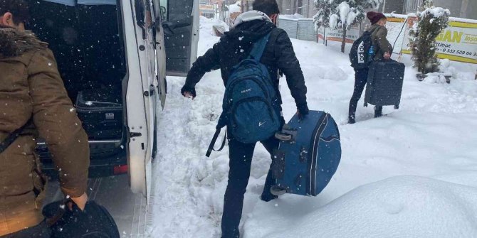 Yolda kalanlar otellere yerleştirildi