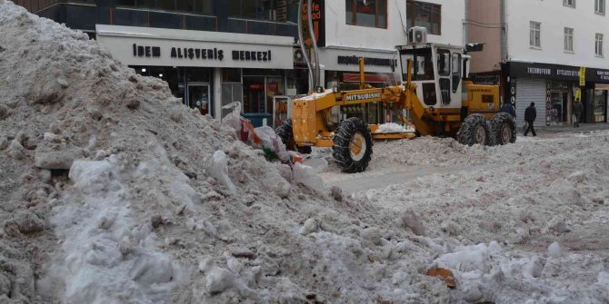 Hakkari’de 16 iş makinesiyle kar taşınıyor