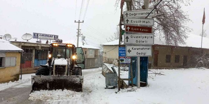 Yoğun kar yolları kapattı, mahsur kalan vatandaşlar kurtarıldı