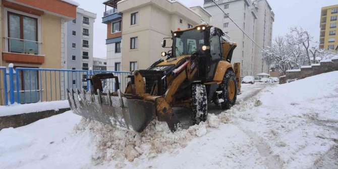 Kartal Belediyesi, karla mücadele çalışmalarına 7/24 devam ediyor