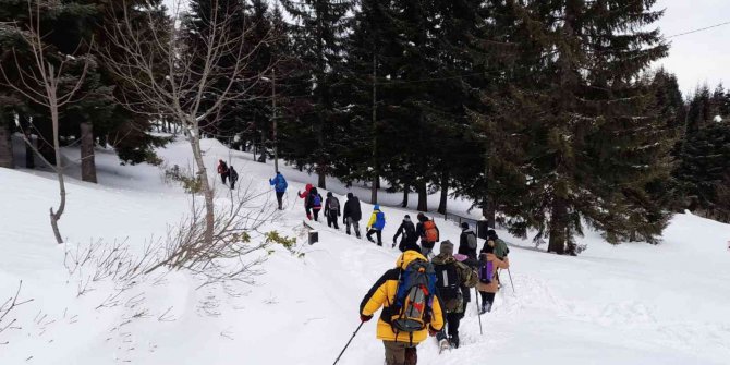 1.5 metre karda kış yürüyüşü