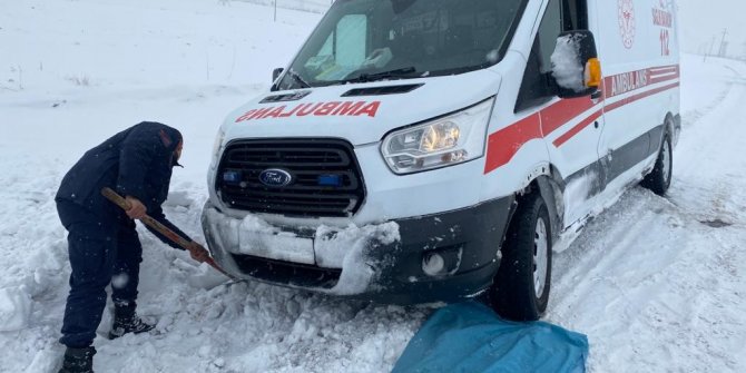 Kara saplanan ambulans ve minibüsü jandarma kurtardı