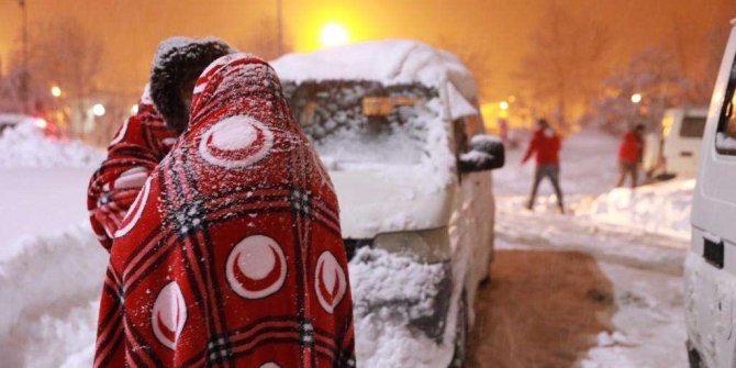 Kızılay’ın yolda kalanlara yardımı devam ediyor