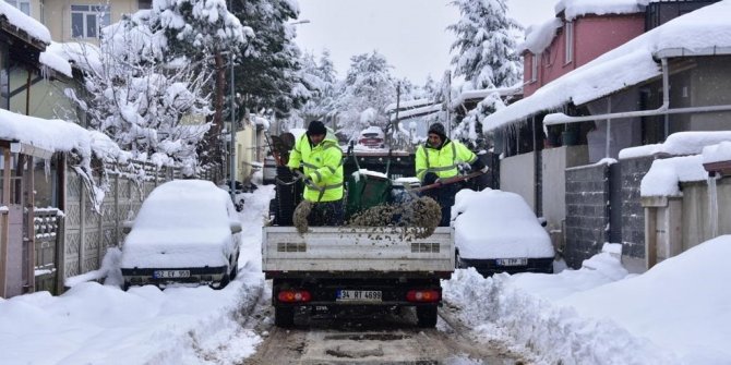 Tuzla Belediyesi kar temizleme çalışmalarını aralıksız sürdürüyor