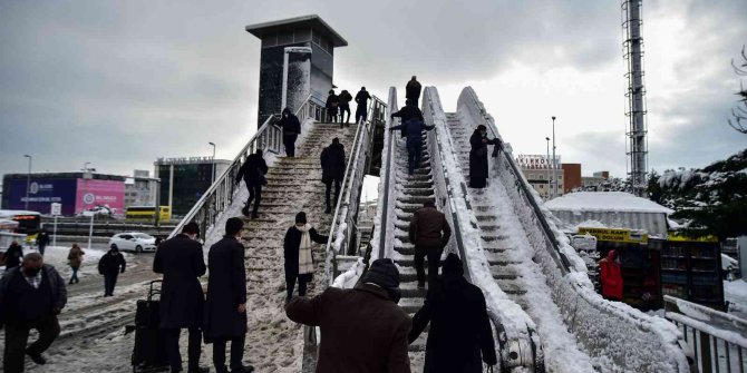 İstanbul’da yürüyen her şey dondu
