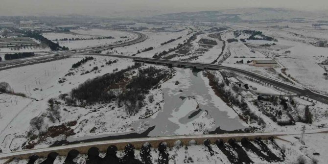 Sibirya soğukları göl ve ırmağı dondurdu