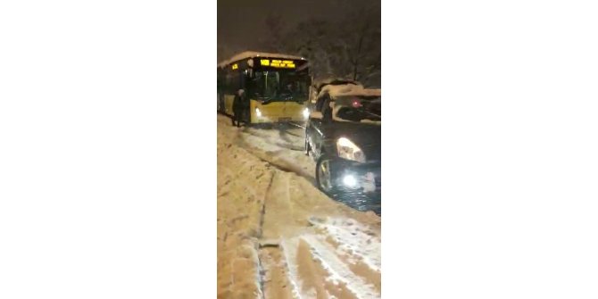 Üsküdar’da yolda kalan İETT otobüsünü otomobille bağlayıp çektiler