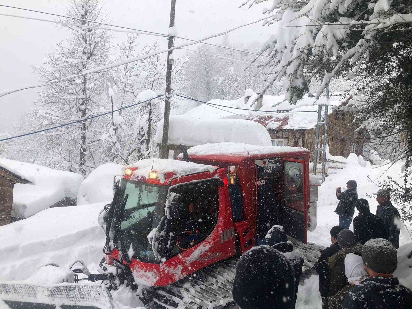 Yolları kapanan köylerde mahsur kalan 17 hasta kurtarıldı