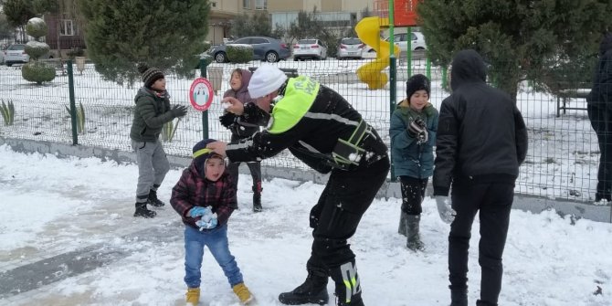 Trafik ekipleri çocuklarla kartopu oynadı