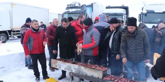 Yolda mahsur kalan tır sürücüleri için mangal kurdular