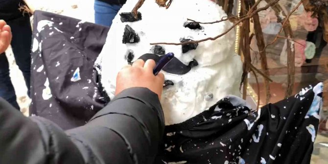 Berber müşteri bulamayınca kardan adamı tıraş etti