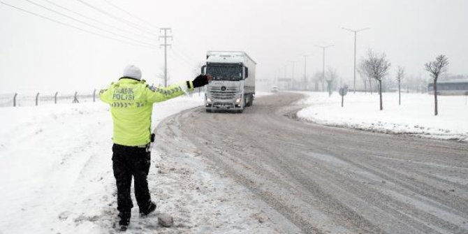 Konya'da kar ulaşımı olumsuz etkiliyor