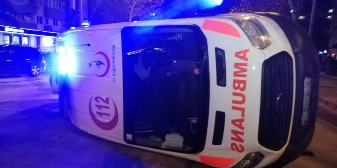 Otomobil ile çarpışan ambulans yan yattı: 3 yaralı