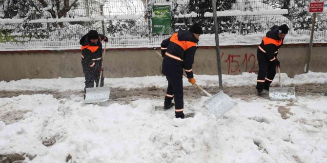 Gebze’de kar mesaisi devam ediyor