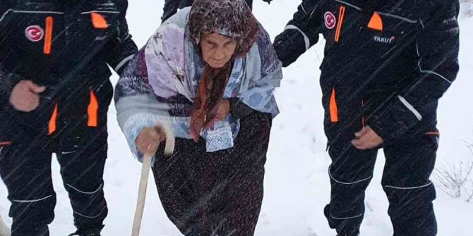 Evinde mahsur kalan yaşlı kadın kurtarıldı