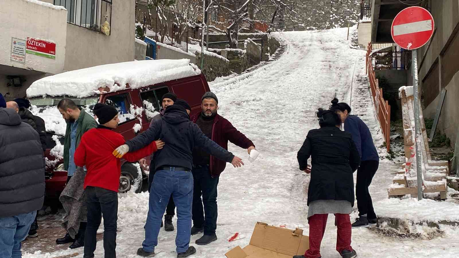 Buz pistine dönen sokakta vatandaşlar güçlükle yürüdü, 2 kişi düşüp yaralandı