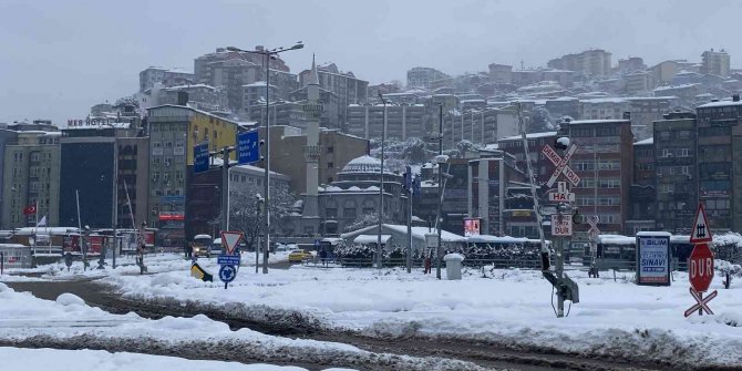 Kar kalınlığı 55 santimetreye ulaştı