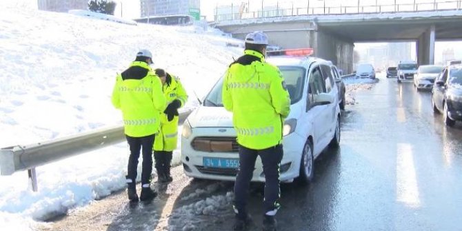 İstanbul'da yollar hala terk edilmiş araçlarla dolu