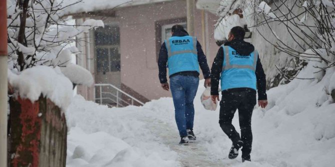 Karlı havada sıcak yemek evlerine kadar ulaştırılıyor