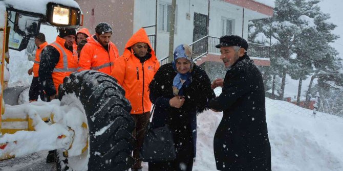 Mersin’de kar nedeniyle 4 gündür evde mahsur kalan yaşlı çift kurtarıldı