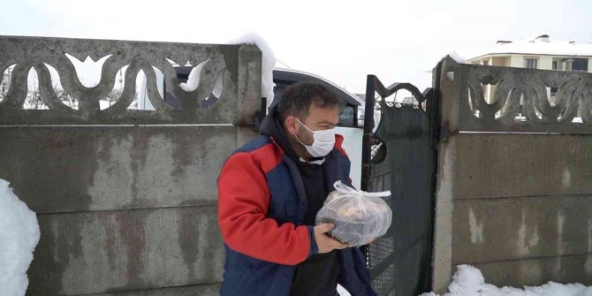 Kış günlerinde yüreklere dokunan sıcacık bir el