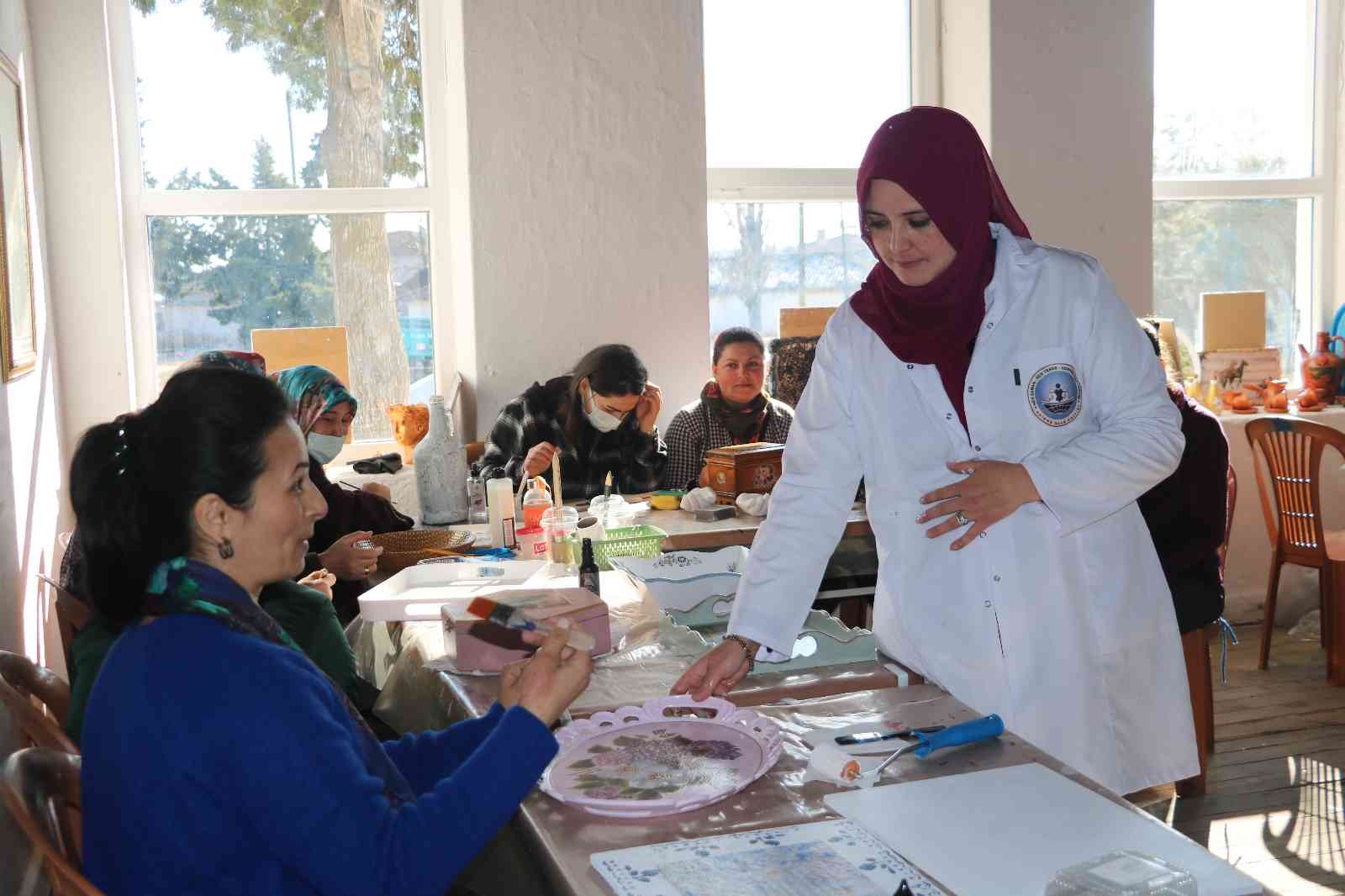 Kendi köyünde usta öğretici oldu, köy kadınlarına cesaret verdi