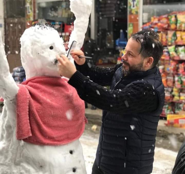 Kardan adama sokak ortasında ’sinekkaydı’ tıraş