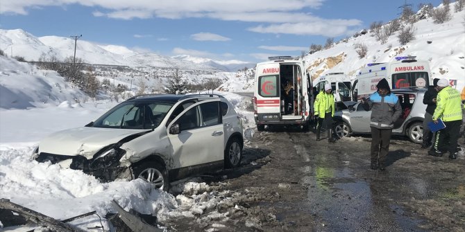 İki otomobilin çarpışması sonucu 9 kişi yaralandı