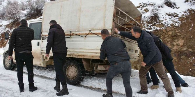 Karda mahsur kalan vatandaşın yardımına belediye başkanı yetişti