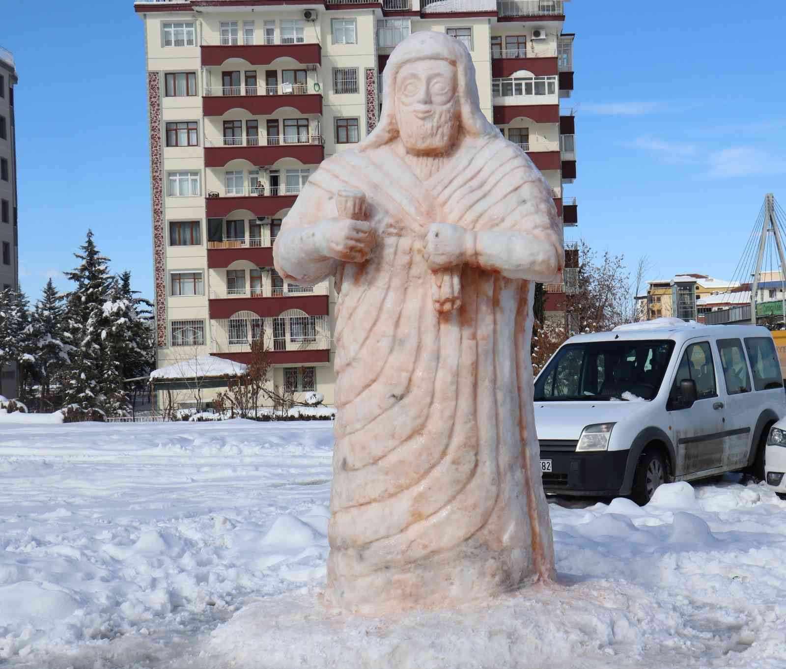 Malatya’da kardan dev Tarhunza heykeli yoğun ilgi görüyor