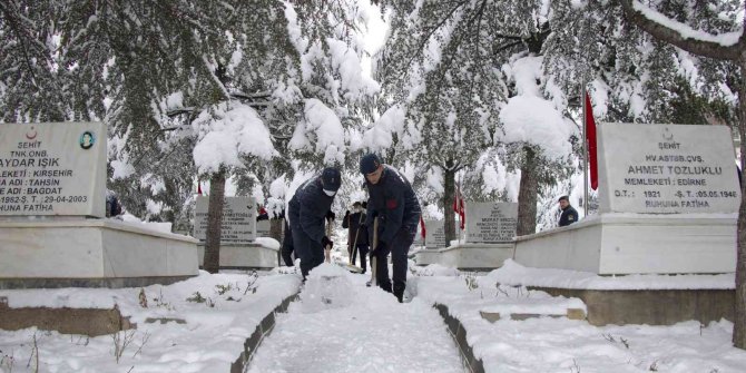 Jandarma personeli Şehitlikte kar temizliği yaptı