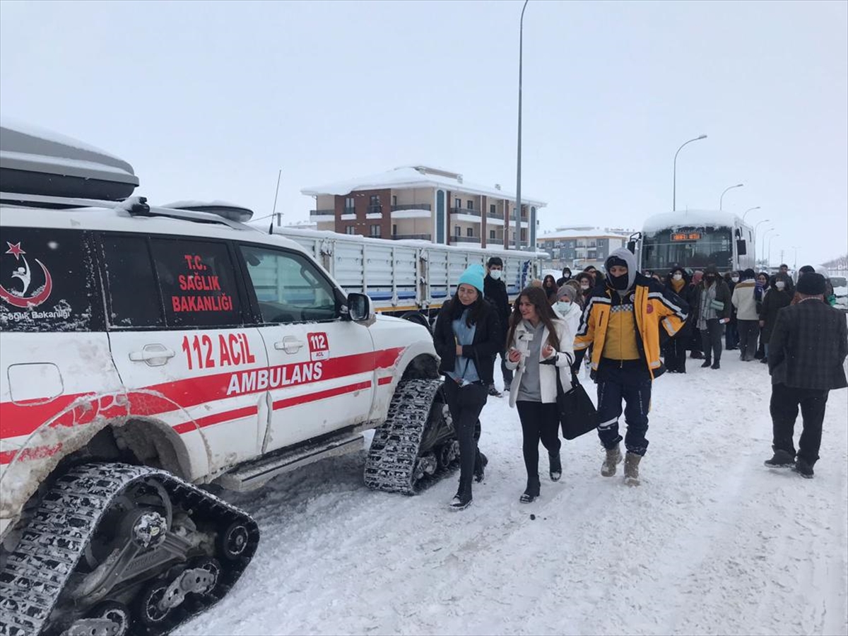Aksaray'da üniversite öğrencileri final sınavlarına paletli ambulansla yetiştirildi