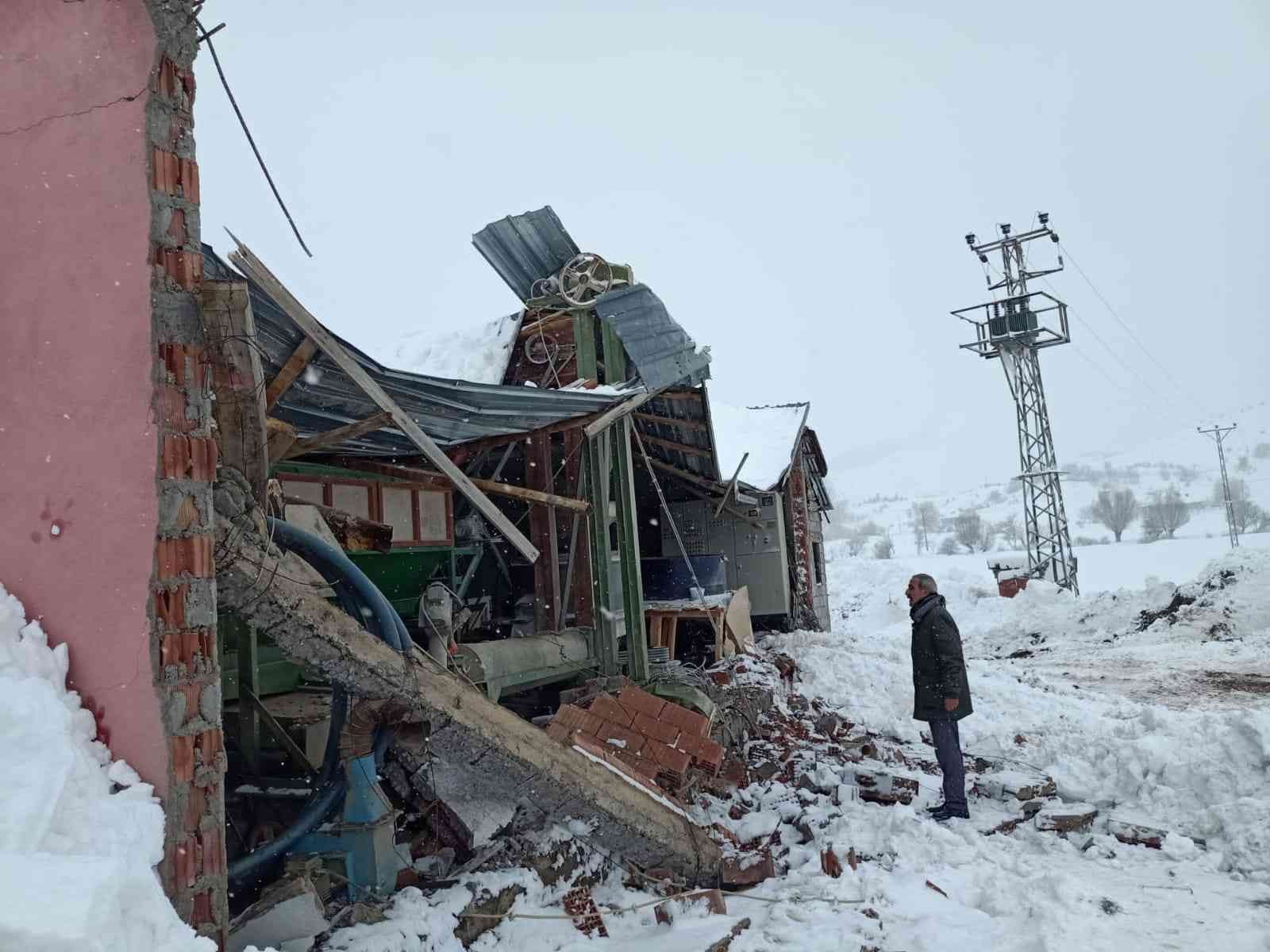 Kar yağışına dayanamayan un değirmeni çöktü