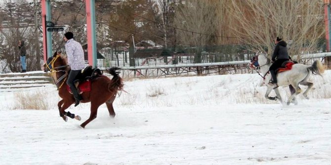 Karlı zeminde oynanan ciritte, at üzerinden düşen ciritçinin ayağı kırıldı turnuva yarıda kaldı