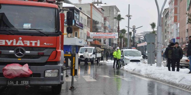 Kaldırımda yürüyen vatandaşın üstüne kar kütlesi düştü