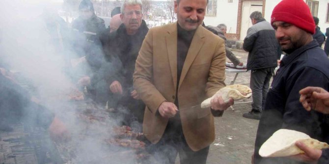 Doğru, kar temizleme çalışması yapan ekiplere kebap ikram etti