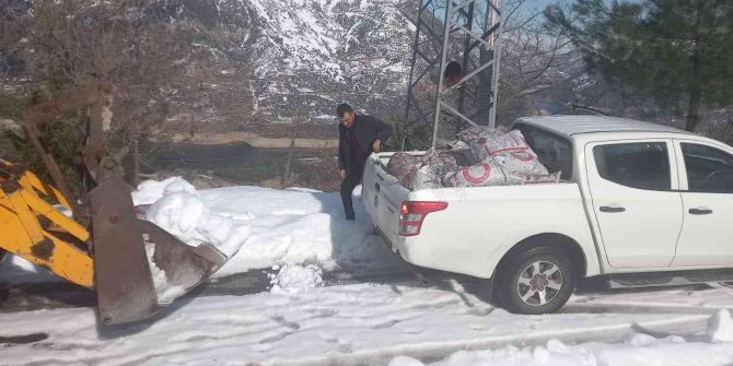 Ambulansın ulaşamadığı hasta dozerin kepçesinde ambulansa taşındı