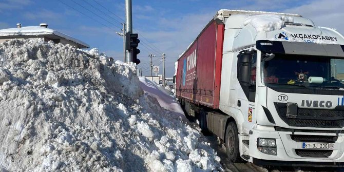 Kar yağışı bitti, mini kar dağları ortaya çıktı