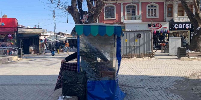 Dondurucu soğuğa rağmen simitçiler tezgâh başında