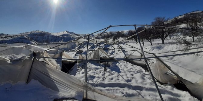 Kar altında kalan seralar zarar gördü