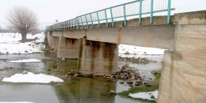 11 kırsal mahalleye ulaşım sağlayan köprü tehlike saçıyor