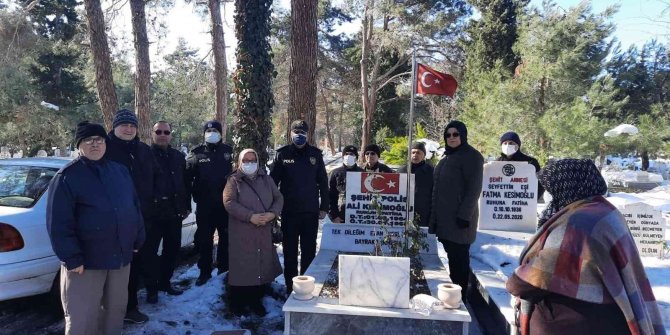 Şehit polis kabri başında dualarla anıldı