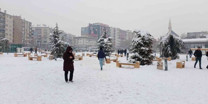 Kırşehir’de kar yağışı yeniden başladı