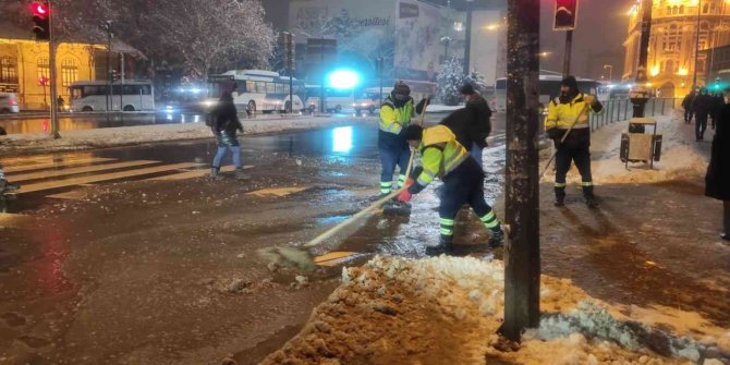 Yoğun kar yağışına rağmen Ankara’da haftanın ilk günü yollar trafiğe hazır