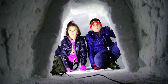 Cami bahçesinde temizledikleri karlarla eskimo evi yaptılar