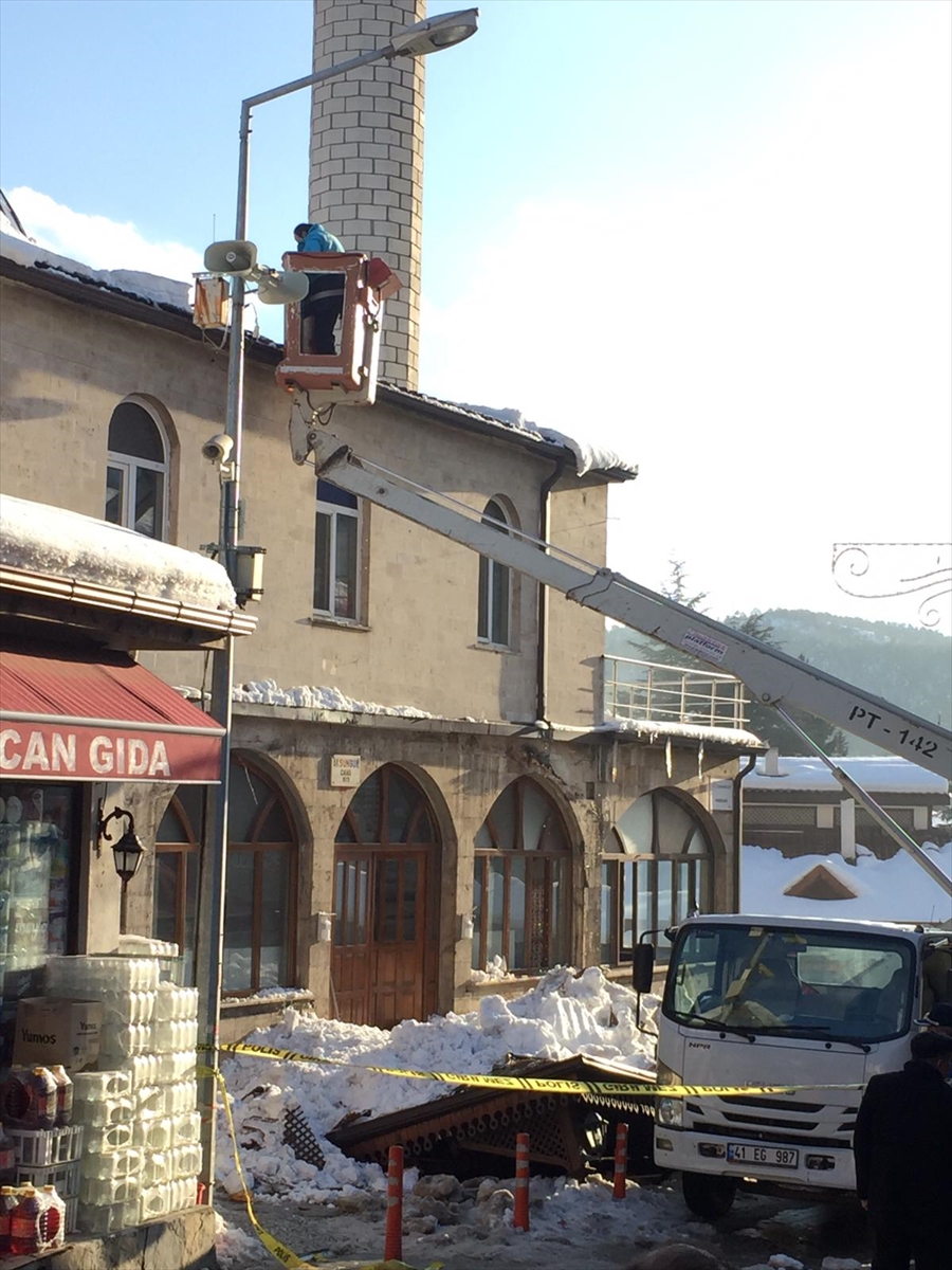 Bolu'da kar nedeniyle caminin sundurması çöktü, 5 kişi yaralandı