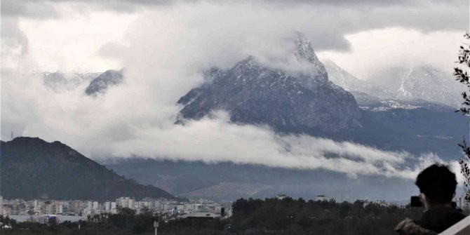 Antalya’da bulutlar Toroslar’ın eteğine kadar indi, kartpostallık görüntüler oluştu